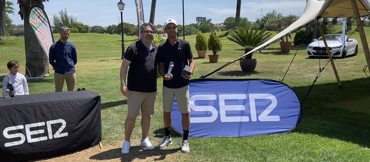 Antonio Nieto Marcelo, campeón en segunda categoría, del II Torneo de Golf Primavera Ser Extremadura. Recibe el premio de manos de Raúl Vinuesa, jefe de ventas de Ser Extremadura.