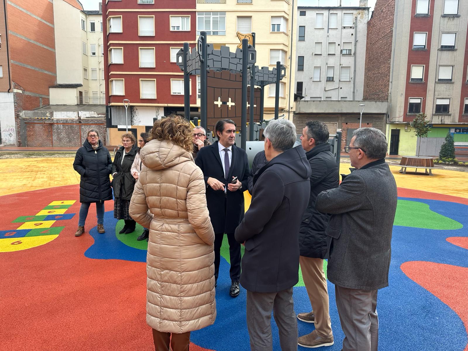 El consejero, el alcalde y varios concejales de Ponferrada en la plaza Interior