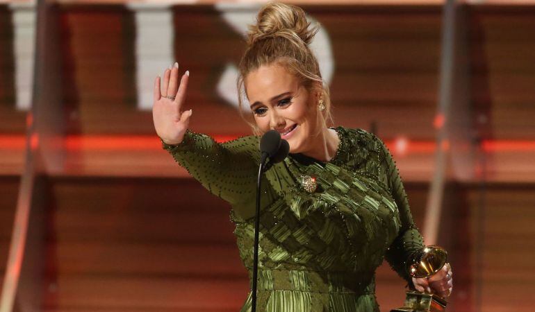 Adele se impone a Beyoncé en la 59ª edición de los premios Grammy en Los Ángeles.