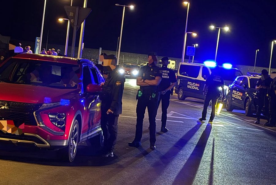 Control de alcoholemia en la salida del puerto deportivo Marina Lanzarote, en Arrecife.