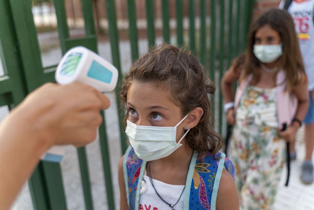 Toman la temperatura a una niña antes de entrar a clase