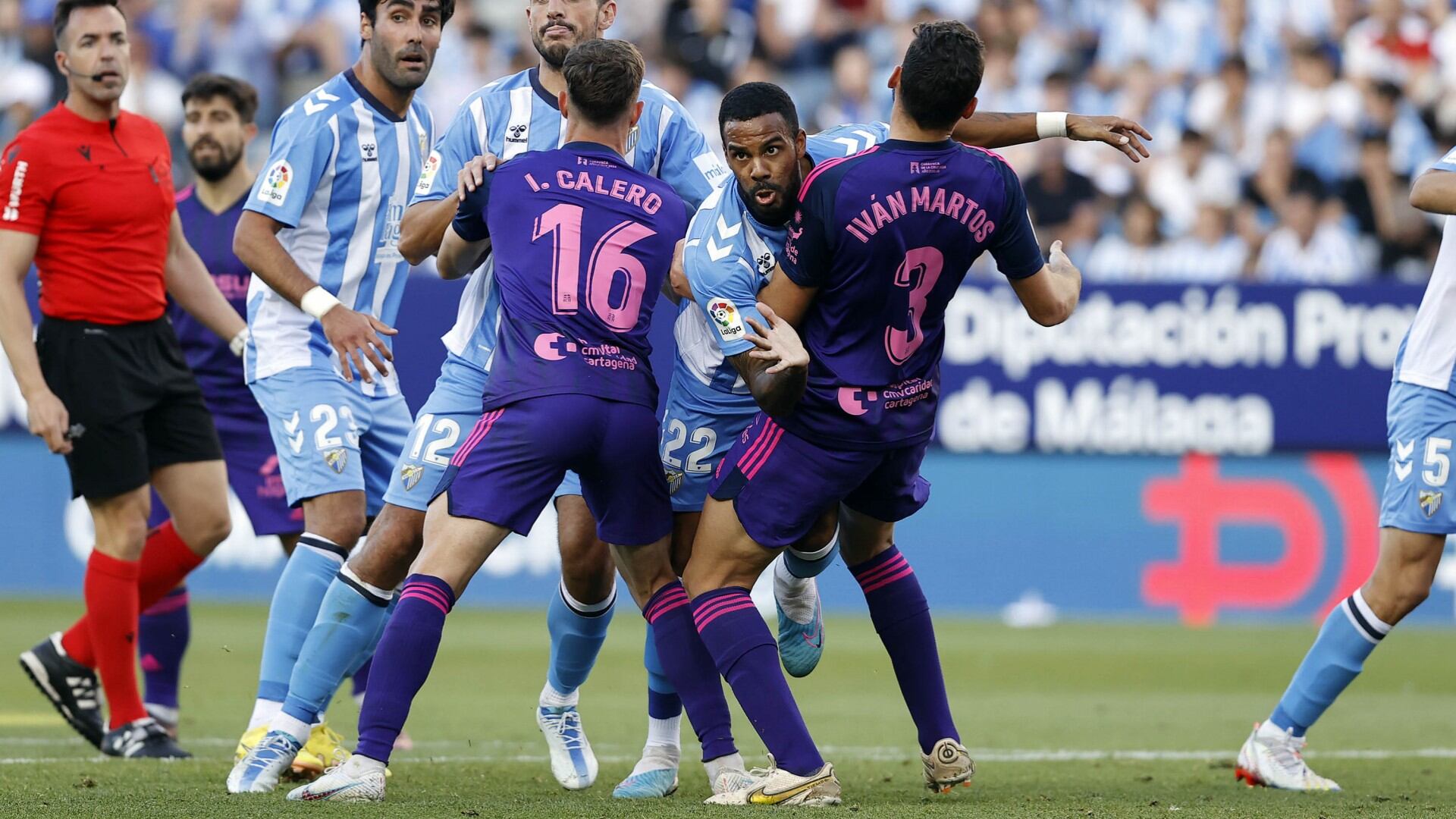 El defensa del Málaga Jonás Ramalho en una acción del encuentro de ayer ante el Cartagena
