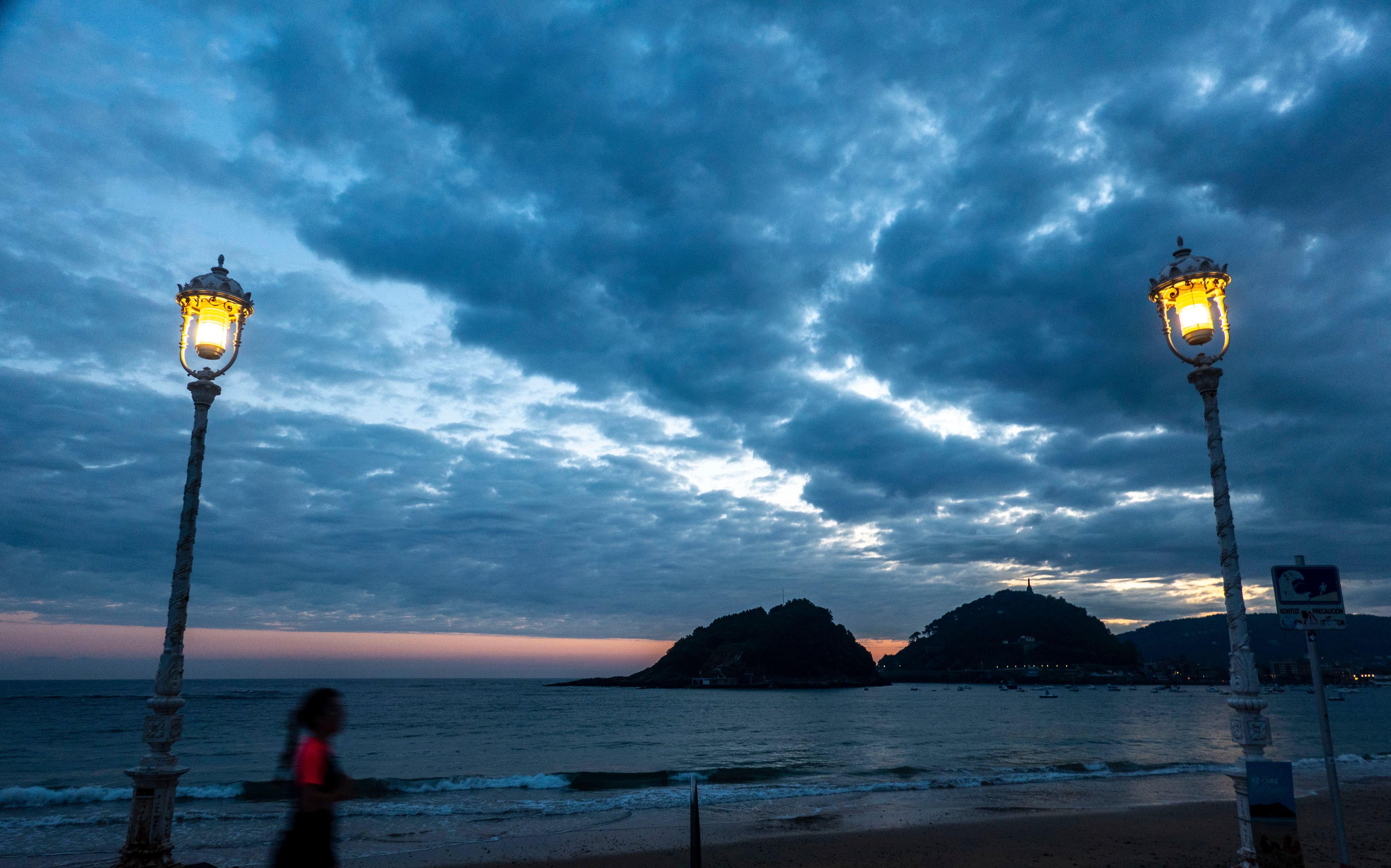 Una mujer hace ejercicio a primera hora de este miércoles en San Sebastián