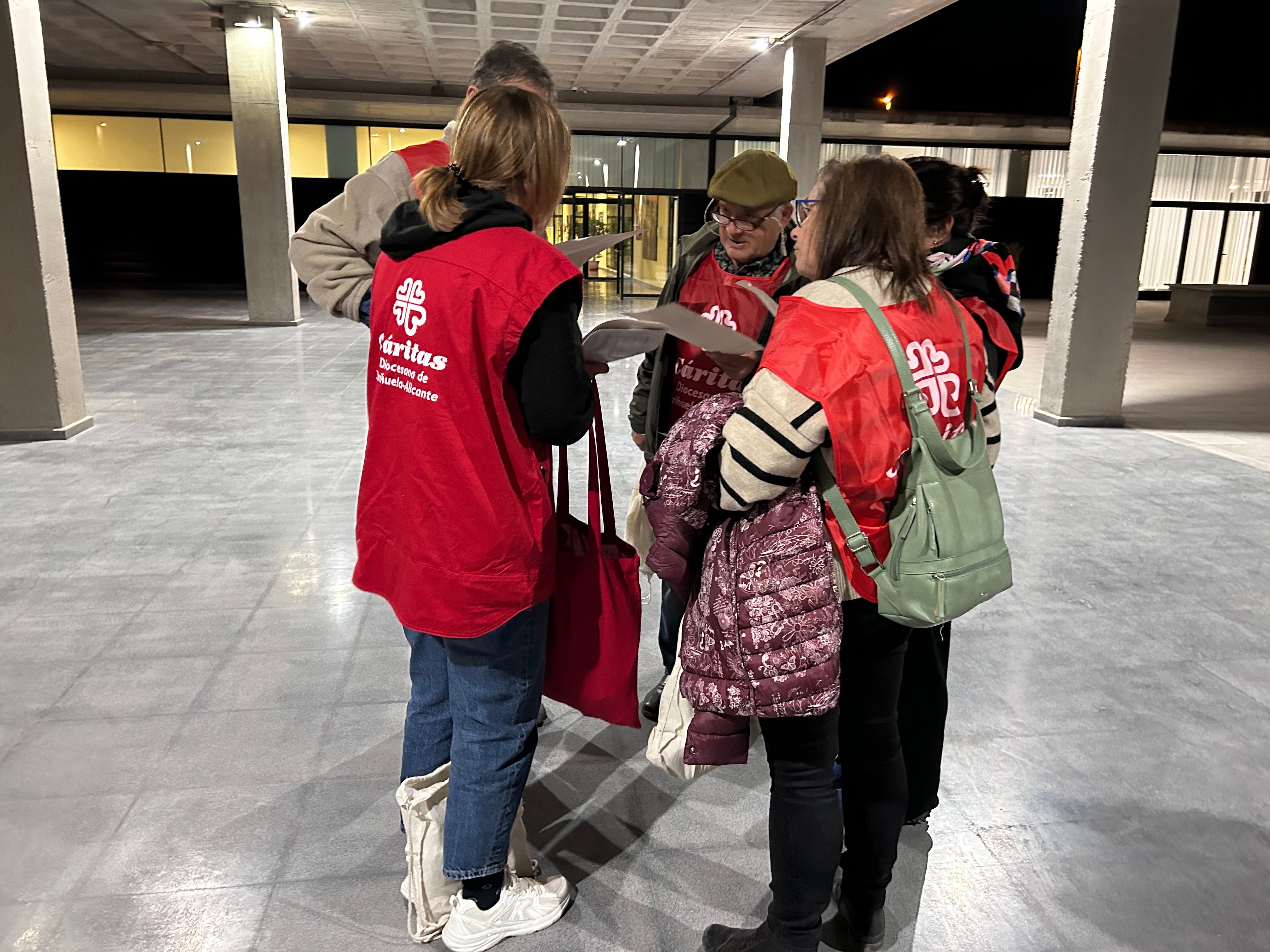 Voluntarios de Cáritas, Cruz Roja y Conciénciate