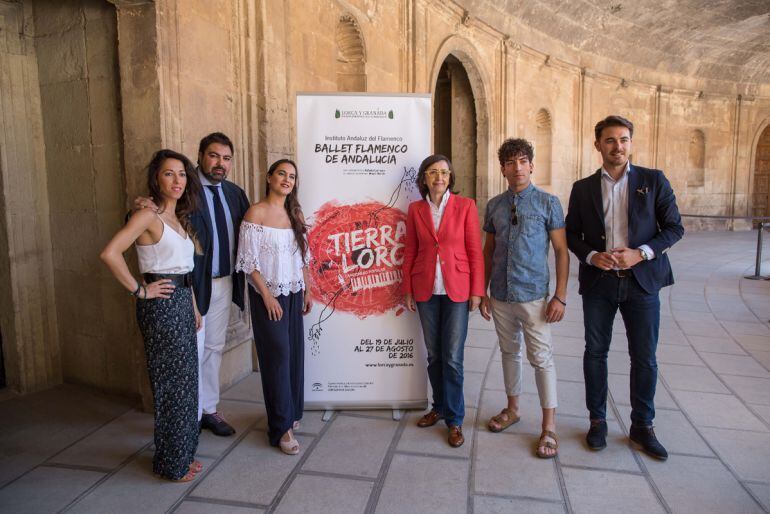 La consejera de Cultura de la Junta(de rojo) en la presentación del ciclo sobre Lorca en el Generalife presentado en la Alhambra