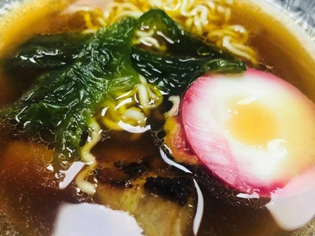 Ismael Valle, cocinero del restaurante Basuki, nos propone Ramen de pollo, pork belly y huevo de remolacha