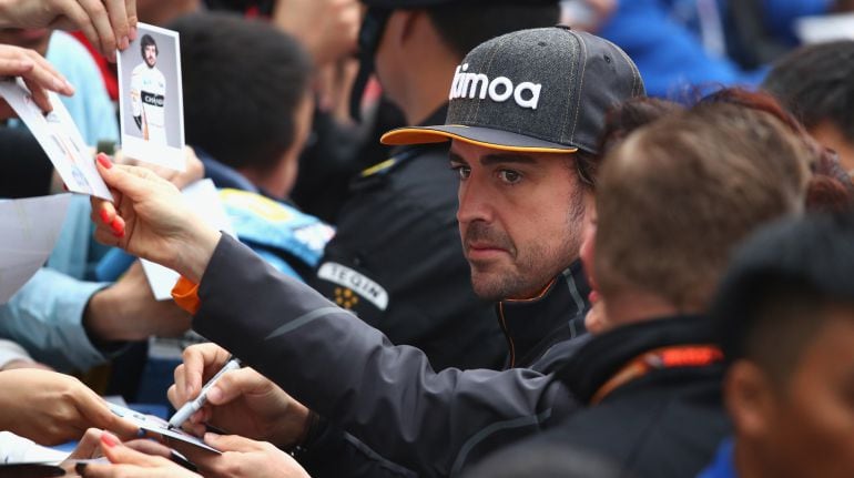 Fernando Alonso firma autógrafos a su llegada a Shanghái