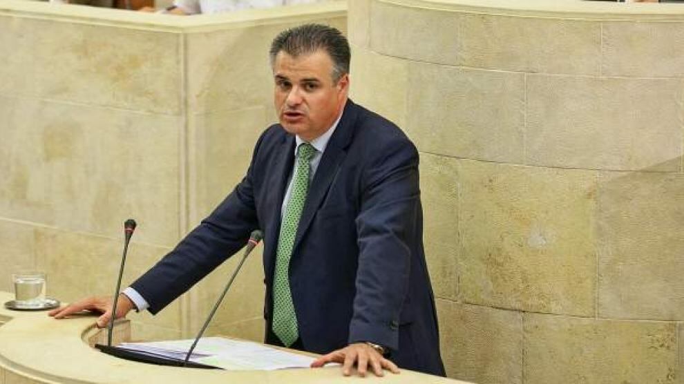 El diputado del PRC Francisco Ortiz interviniendo en el Parlamento de Cantabria.