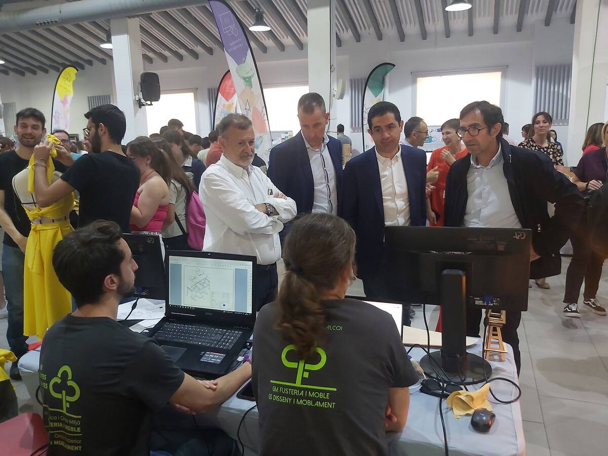 Mil jóvenes estudiantes visitan la primera edición de Feria Comarcal de FP