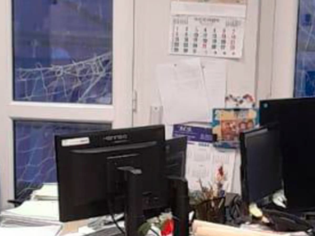 Denuncian una reforma de los juzgados de Fuengirola en horario de atención al público: "Nos han caído cascotes por la ventana"