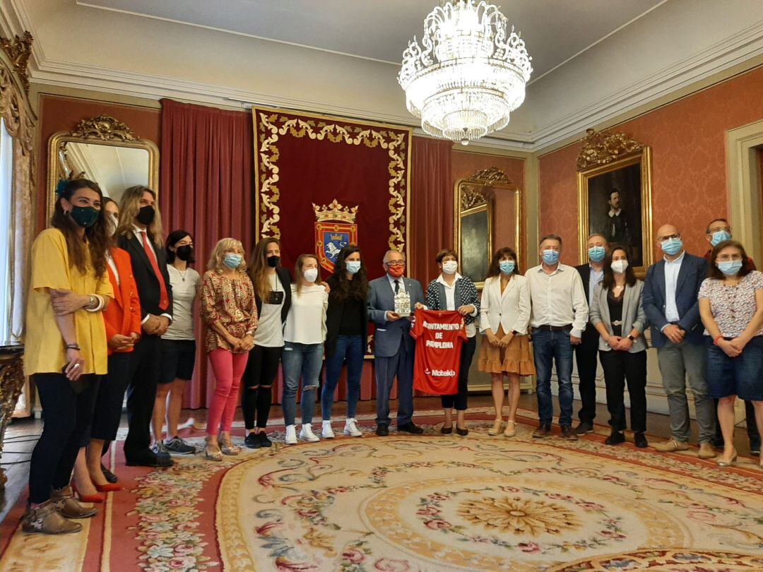 El presidente de Osasuna Luis Sabalza en la recepción oficial en el Ayuntamiento de Pamplona al equipo femenino