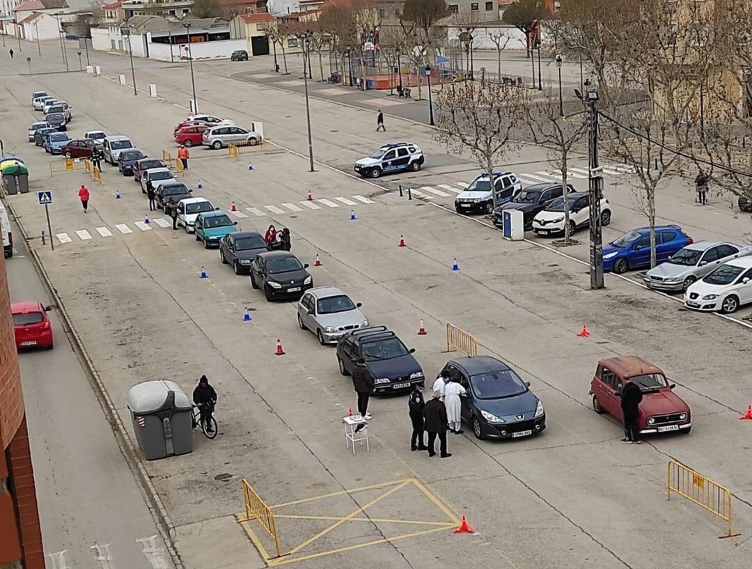 Coches en la cola para la vacunación