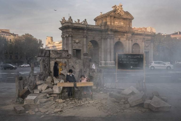 Escenario de una escuela siria destruida por las bombas en la puerta de Alcalá en Madrid