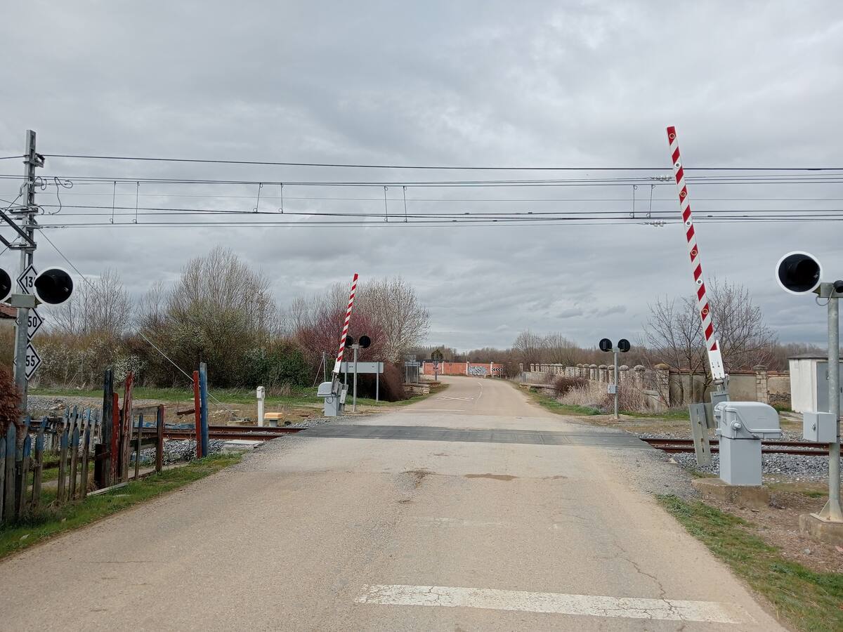 Adif contrata por 1,72 M€ la renovación y mejora de la protección de 4 pasos a nivel en Palencia