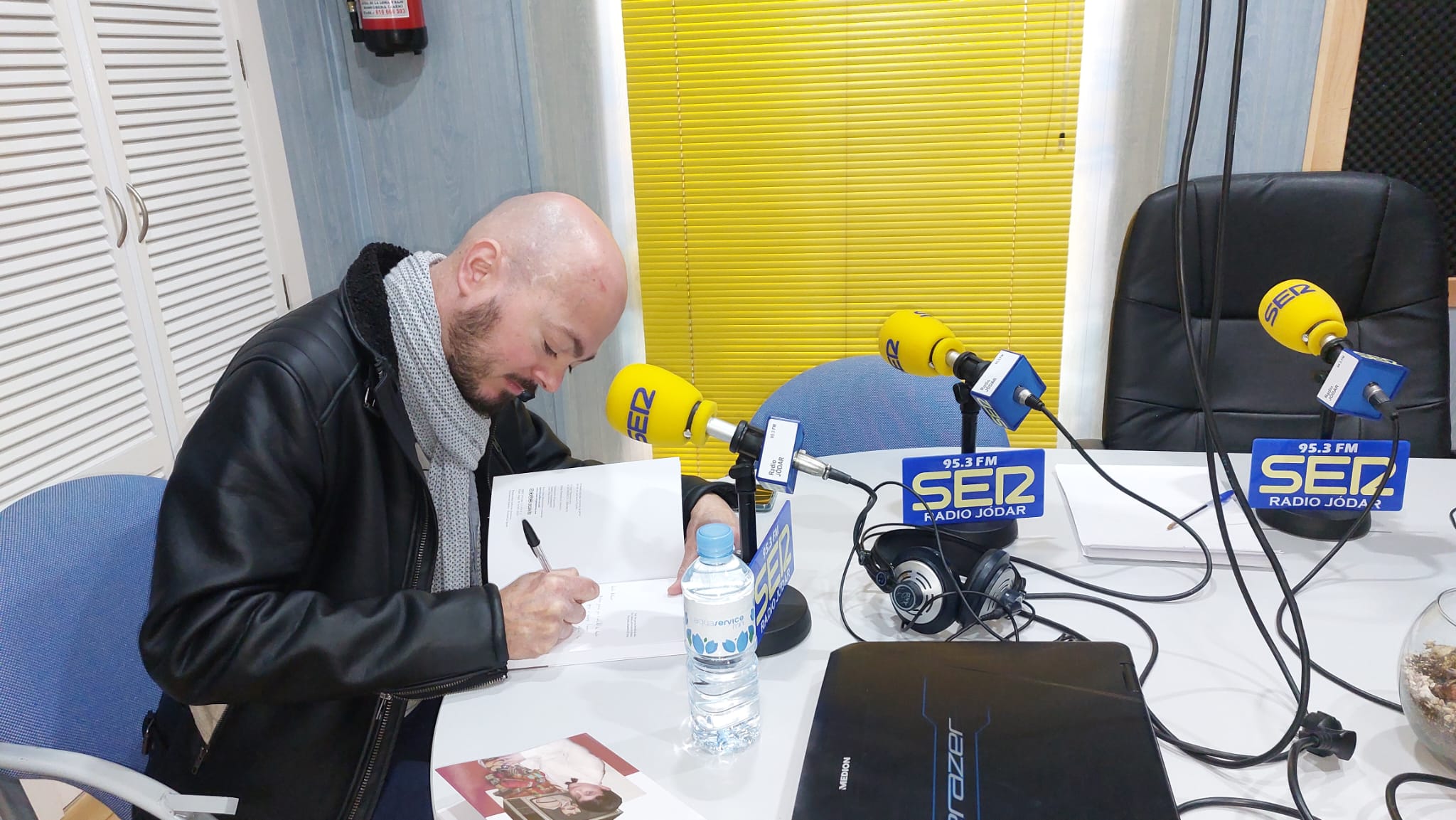 Juan Nepomuceno Rivas firma un ejemplar tras la entrevista en Radio Jódar SER