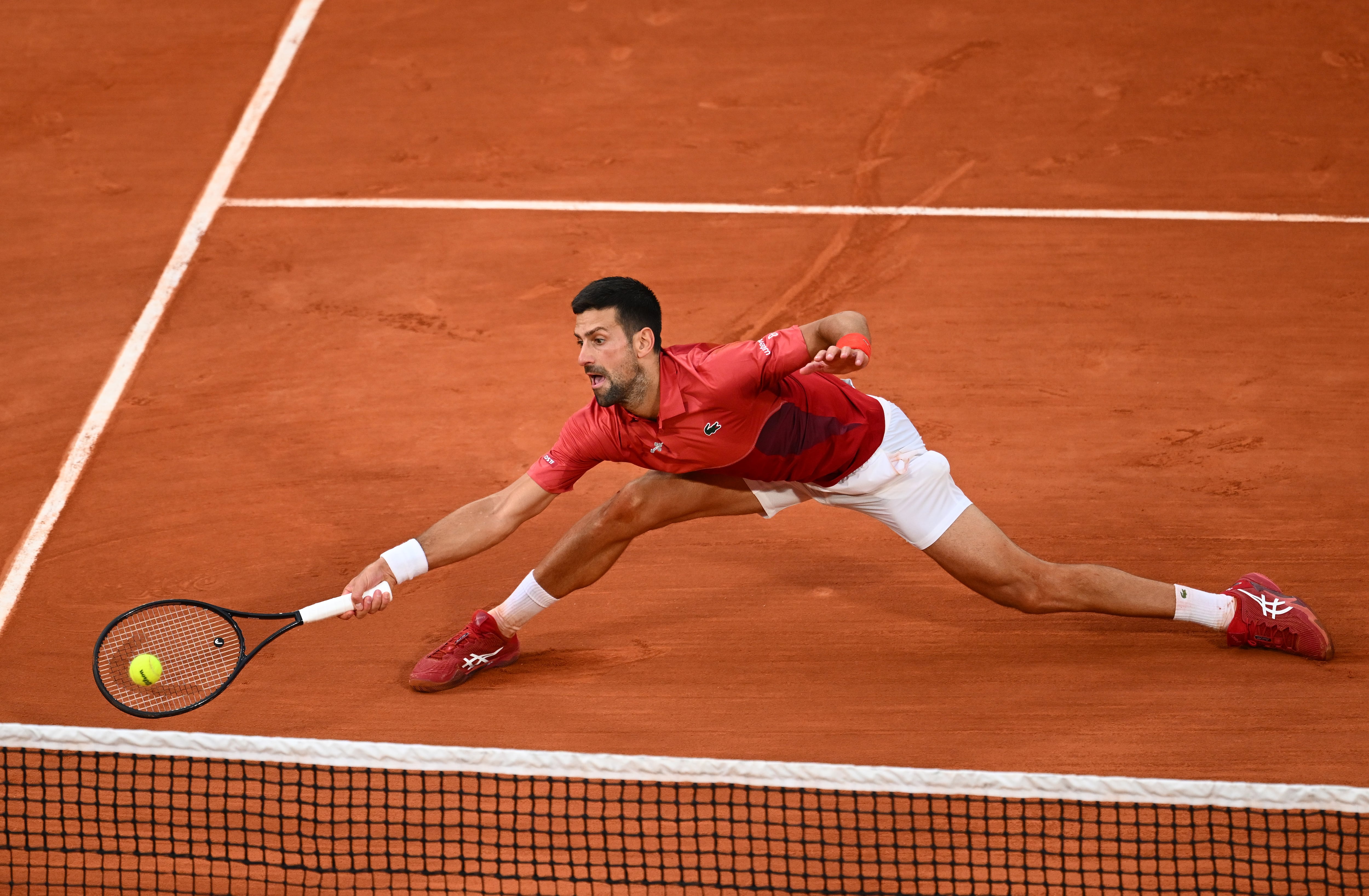 PARIS, FRANCE - JUNE 03: Novak Djokovic en octavos frente a Francisco Cerúndolo(Photo by Clive Mason/Getty Images)