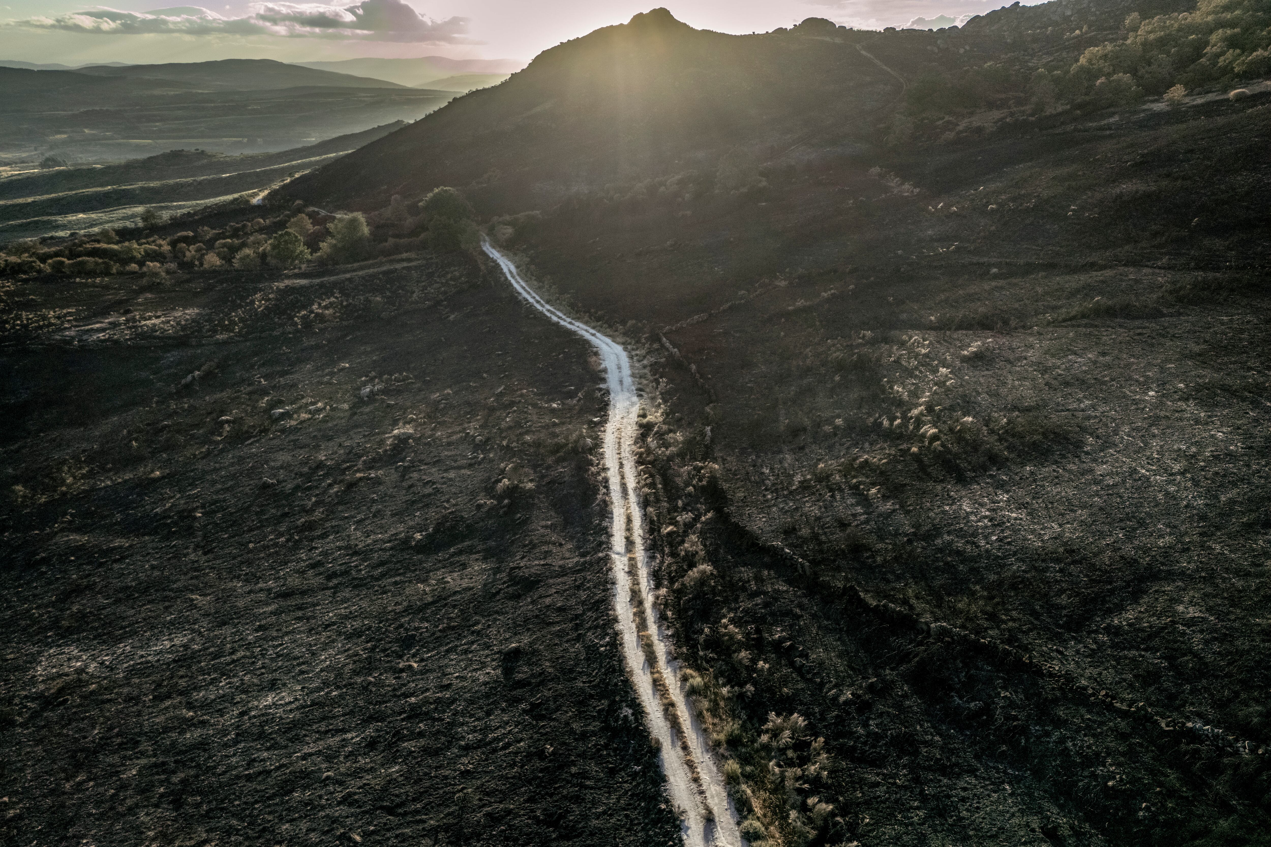 Vista aérea de la superficie calcinada por el incendio forestal en A Mezquita, que quemó más de 10.000 hectáreas.