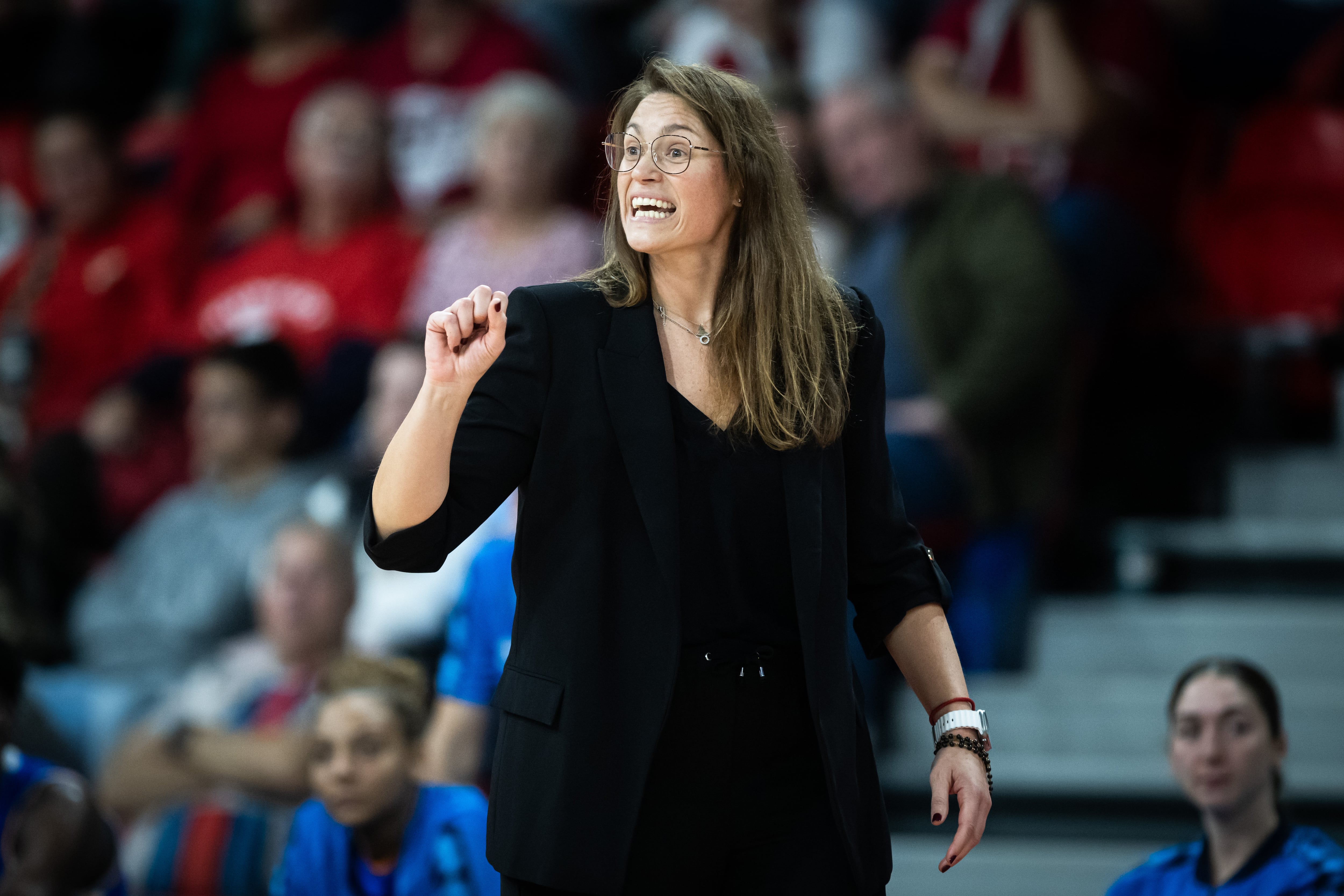 Anna Montañana, dirigiendo a Perfumerías Avenida ante el Miskolc/FIBA