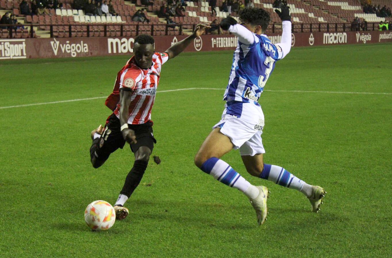 Zourdine Thior chuta a portería ante el intento de despeje de Jonathan Gómez / Real Sociedad B