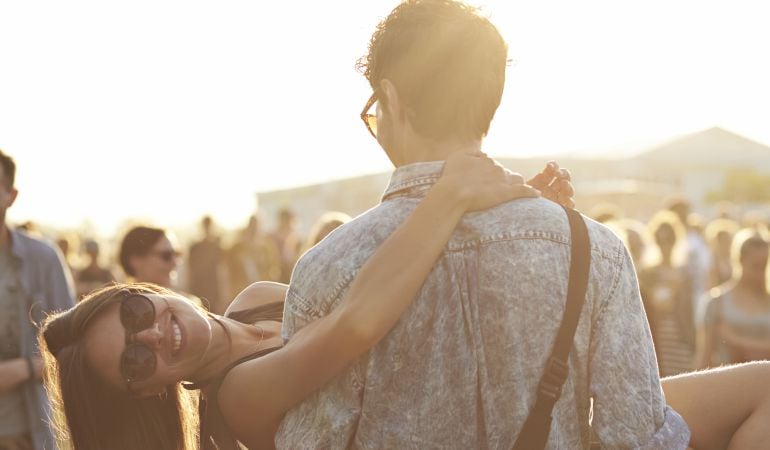 Una pareja en un festival de música. 