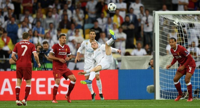 Gareth Bale hizo el segundo para el Madrid de chilena.