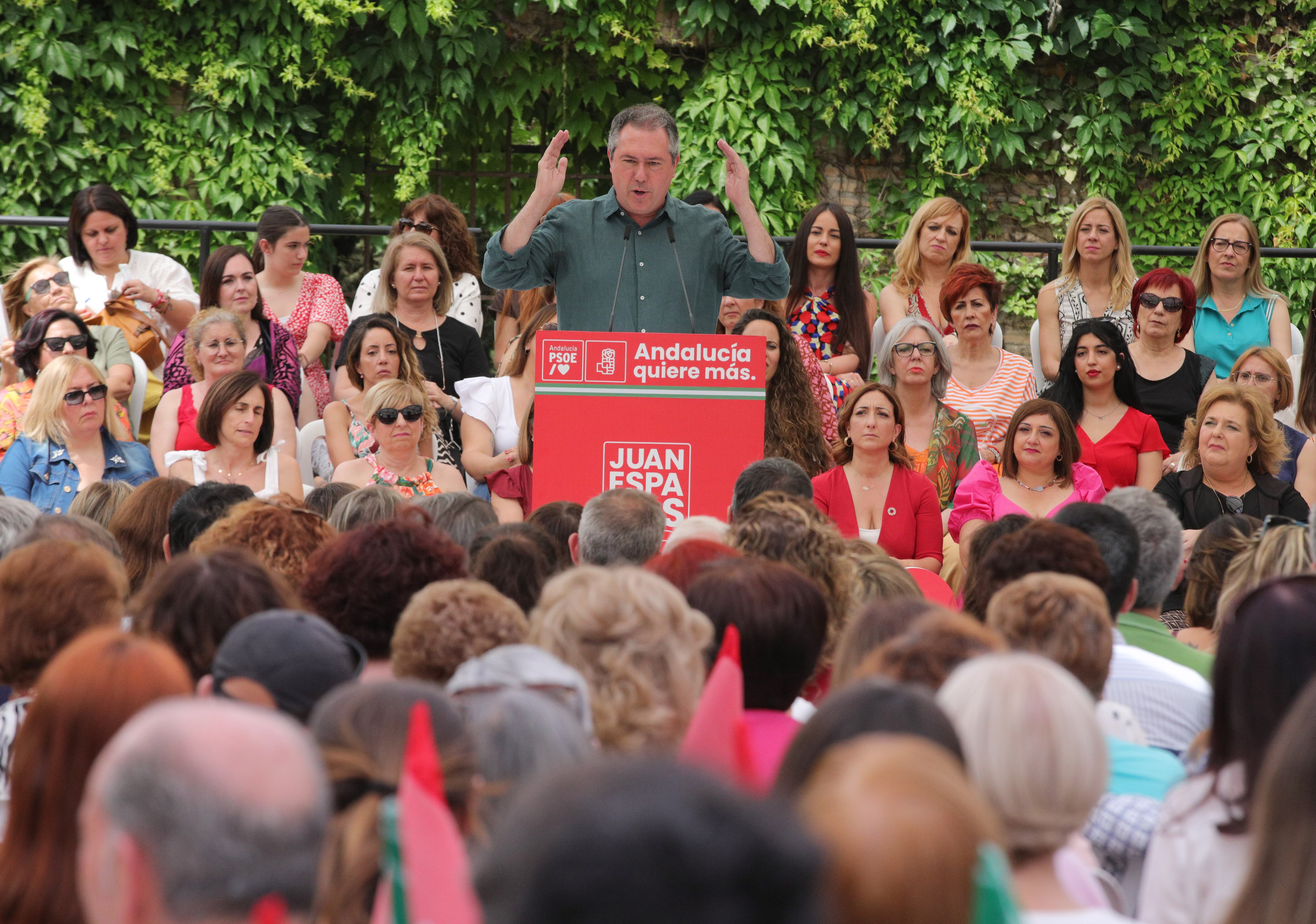 El secretario general del PSOE de Andalucía y candidato a la presidencia de la Junta, Juan Espadas durante un acto electoral del partido celebrado este domingo en Granada.