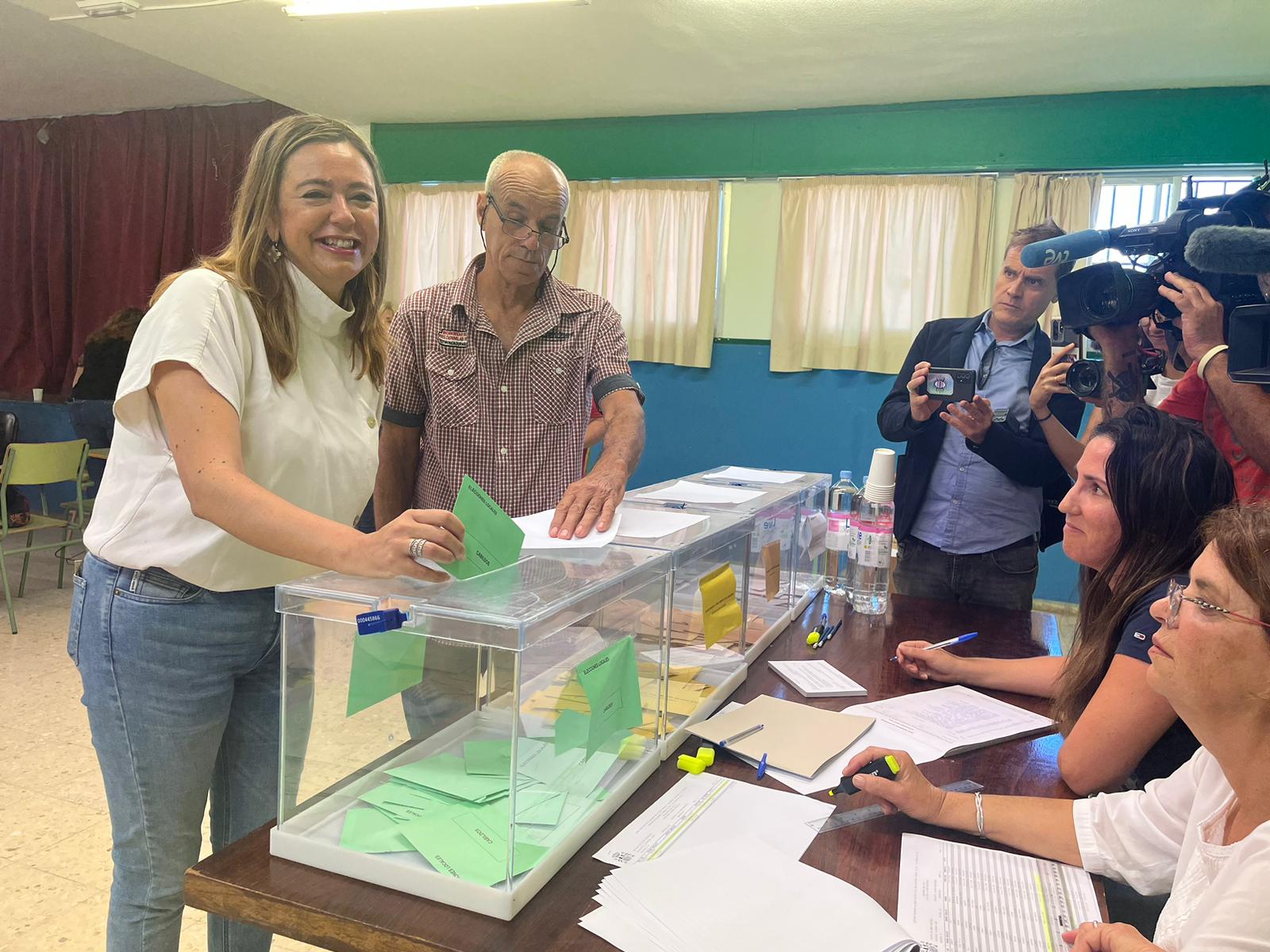 La candidata del PSOE al Cabildo de Lanzarote, Dolores Corujo, deposita su voto