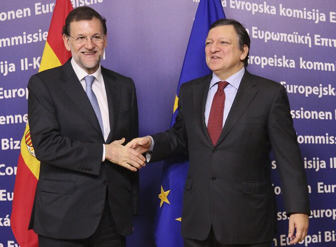 El presidente de la Comisión Europea, José Manuel Durao Barroso (dcha), da la bienvenida al presidente del Gobierno español, Mariano Rajoy, antes de la reunión en la sede de la Comisión Europea en Bruselas