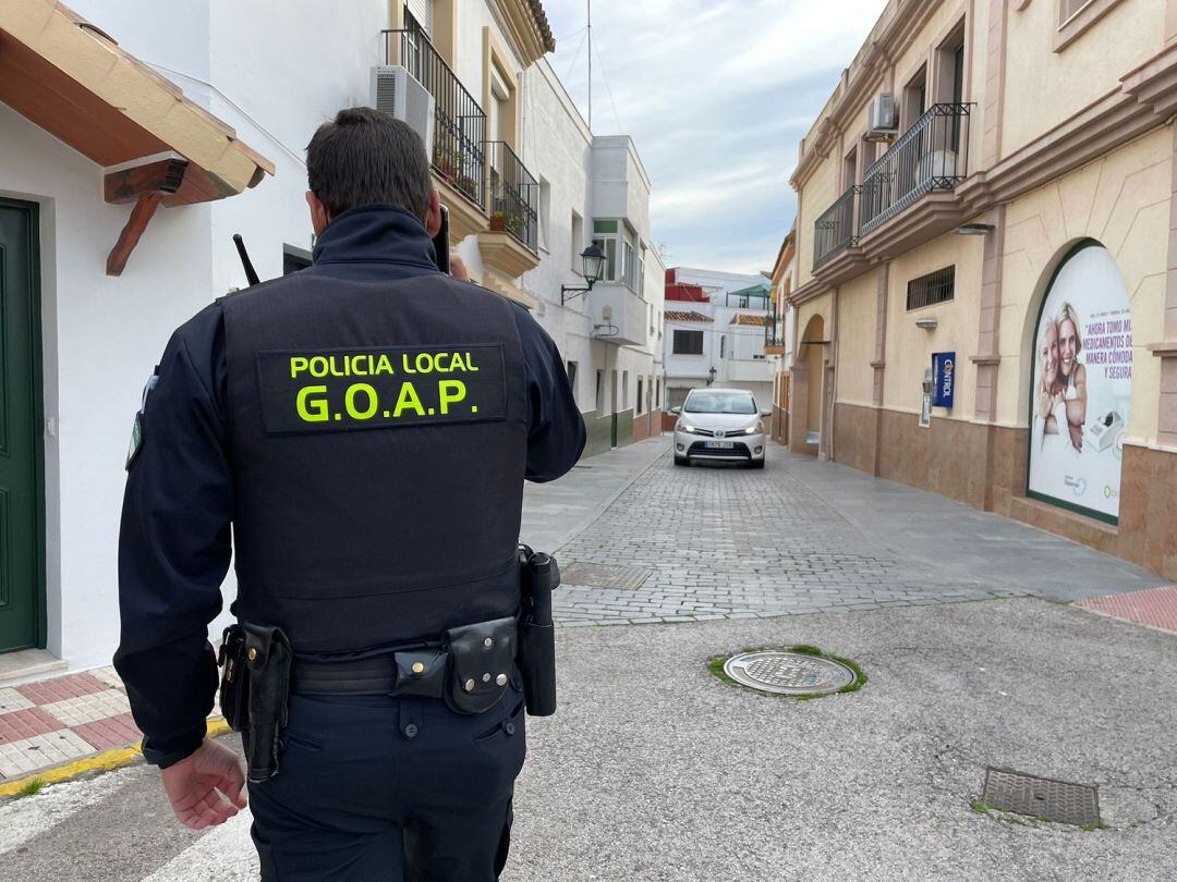 Un agente de policía en Los Cortijillos.