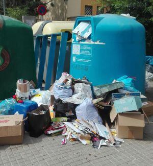 Basuras junto a los contenedores.