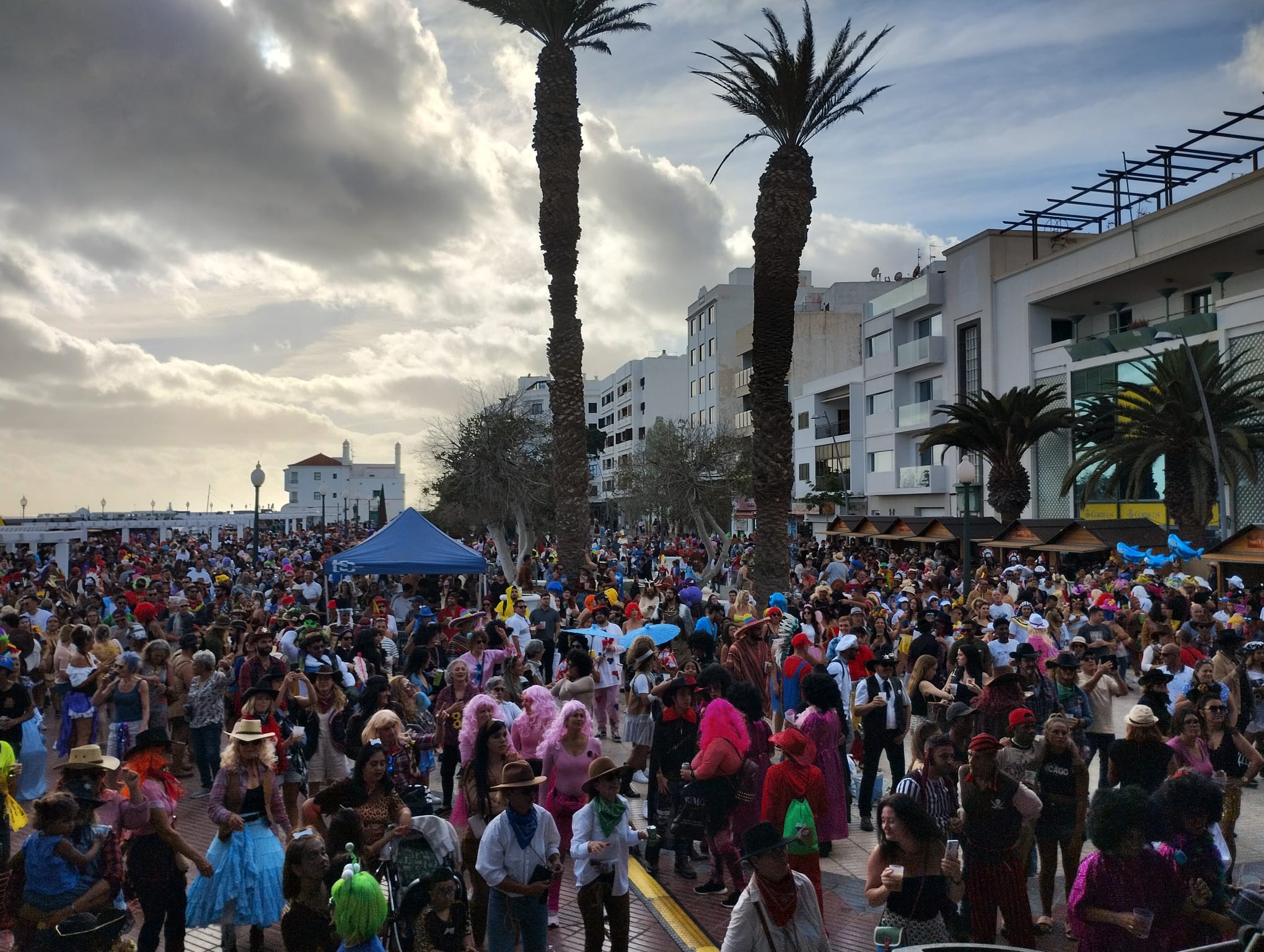 Público participante en el Carnaval Porteño de Arrecife.