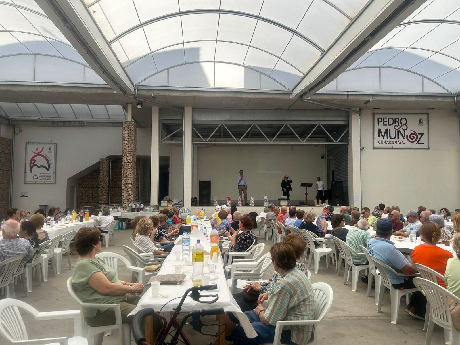 Comida por el mes del mayor en Pedro Muñoz