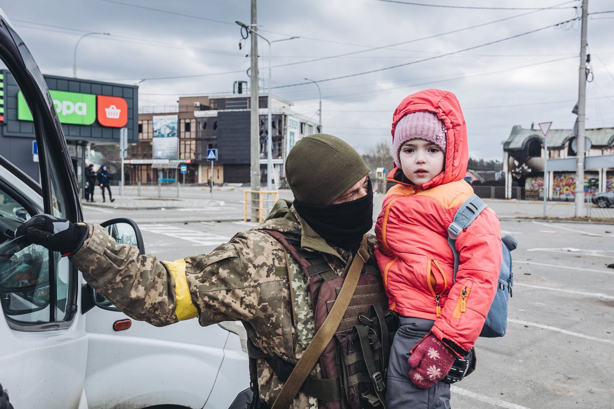 Un soldado ucraniano evacúa a un niño, a 7 de marzo de 2022, en Irpin (Ucrania).