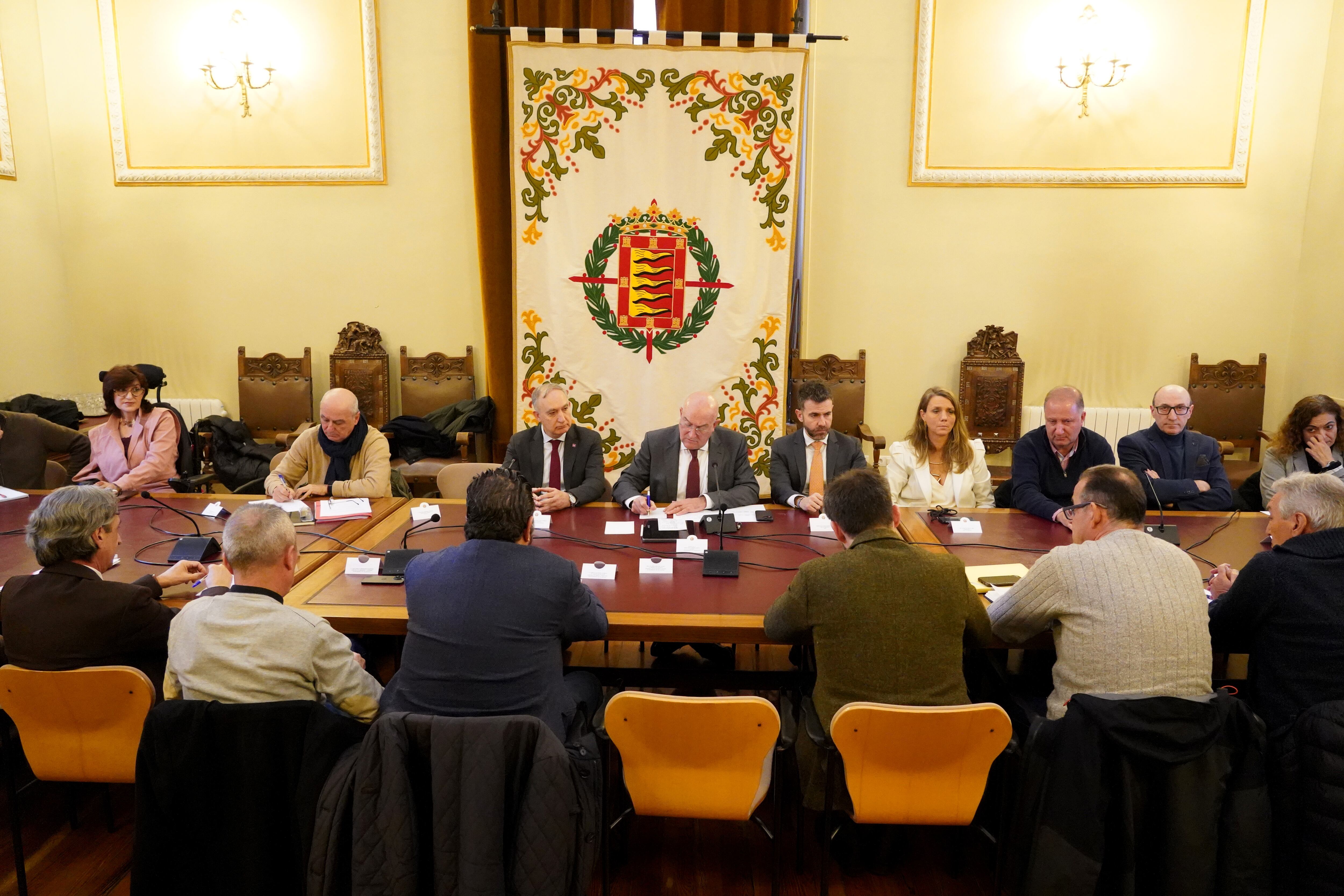 El alcalde de Valladolid, Jesús Julio Carnero, preside la segunda sesión de la Mesa del Soterramiento