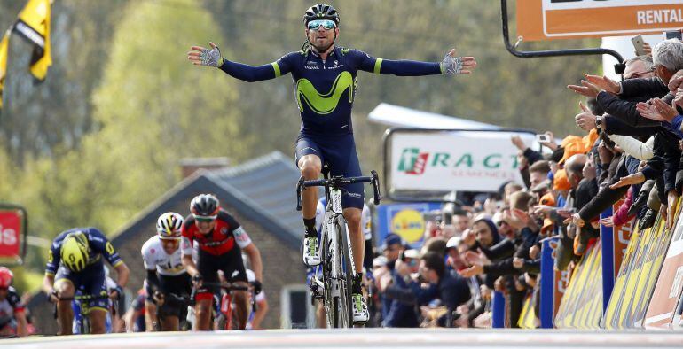 El español Alejandro Valverde llega a la meta como vencedor de la Flecha Valona por quinta vez en su carrera.