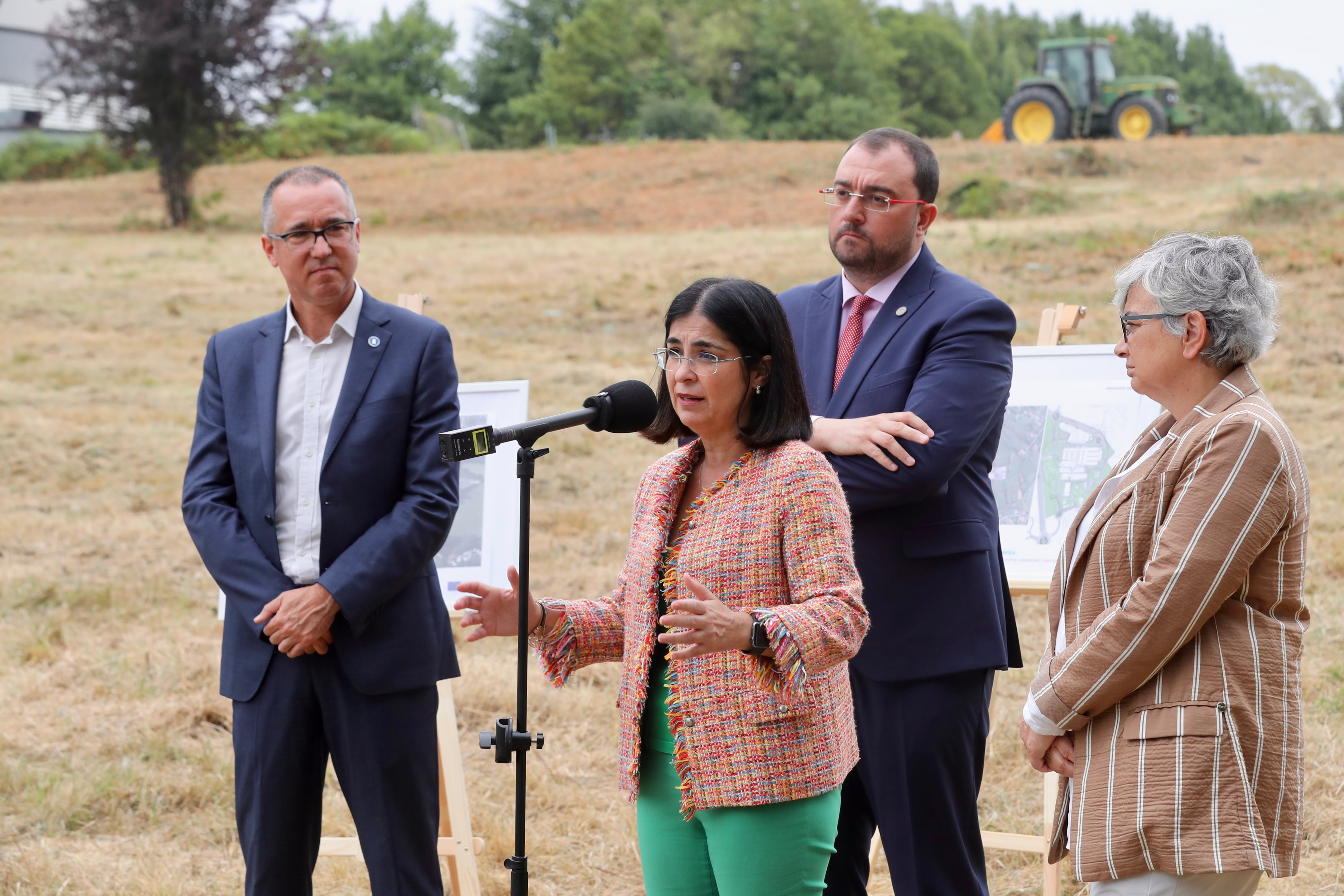 GIJÓN, 02/08/2022.- La ministra de Sanidad, Carolina Darias (c), junto al presidente asturiano, Adrián Barbón (2d), durante su visita a Gijón en donde ha reclamado este martes a las comunidades autónomas rapidez para inocular la vacuna contra la viruela del mono, de la que se han distribuido ya 5.000 dosis, a la espera de recibir otras 7.000 a finales de esta semana. EFE/ J.l. Cereijido
