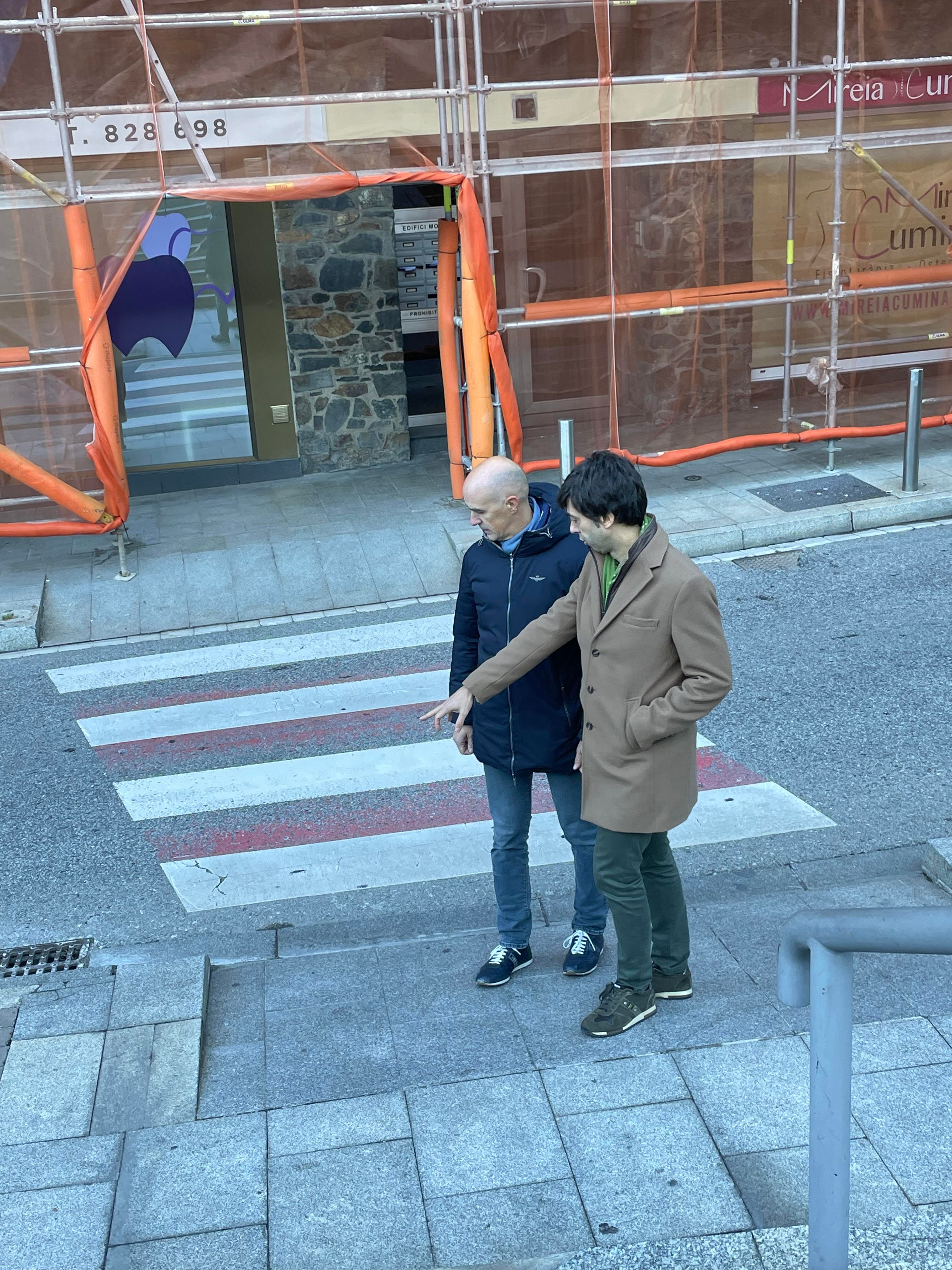 Els candidats d'Enclar visitant alguns passos de vianants a Andorra la Vella.