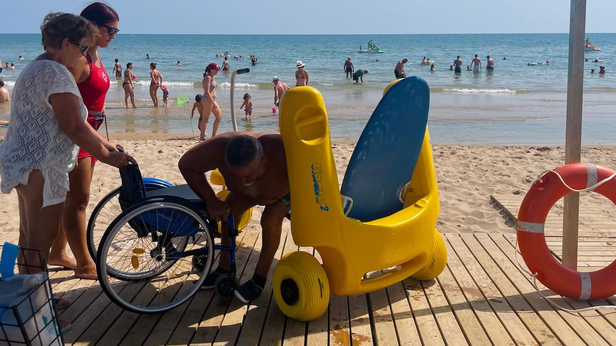 COCEMFE Alicante denuncia la discriminación otro año más al no tener sus playas adaptadas durante Semana Santa