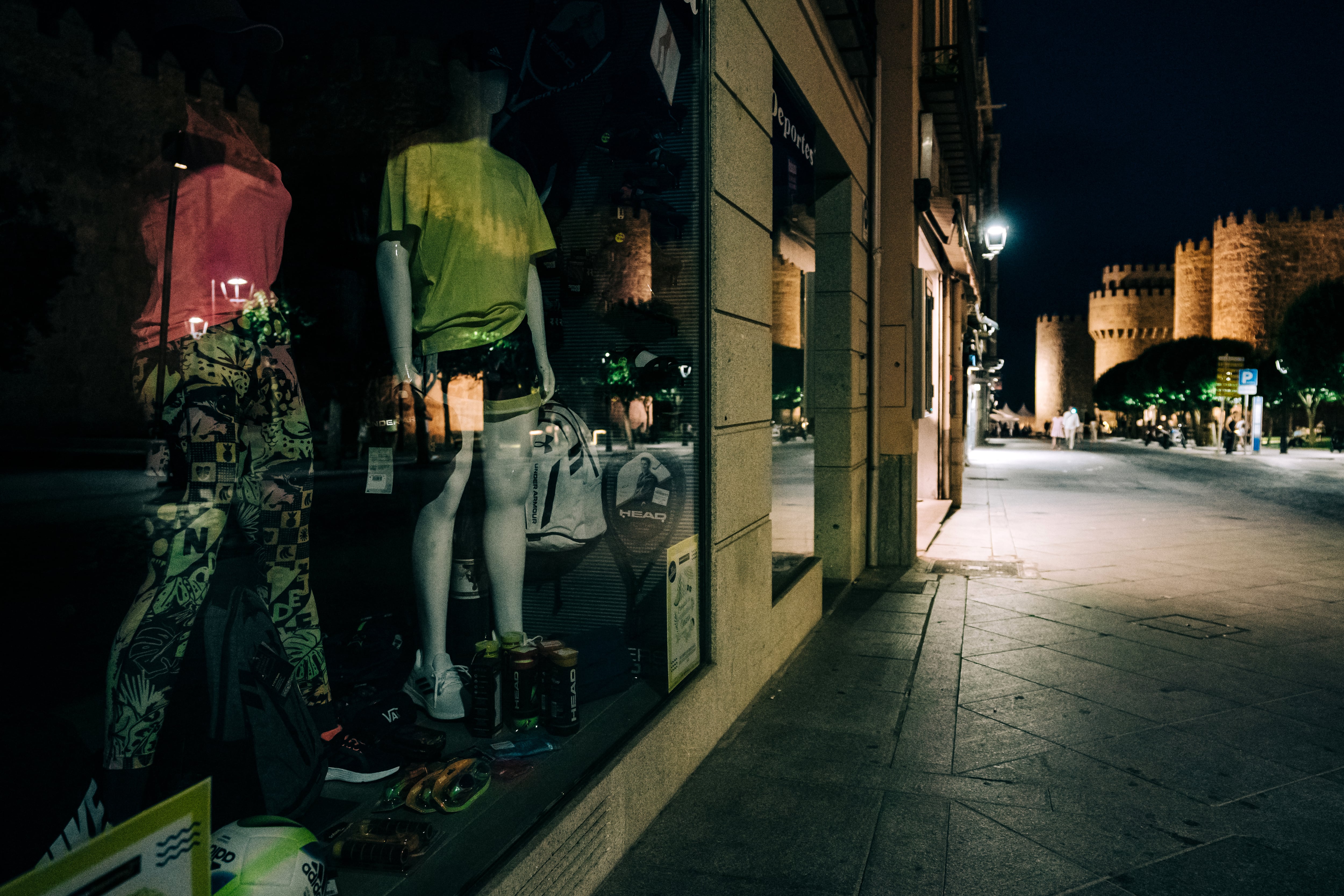 Escaparate con las luces apagadas junto a la muralla de Ávila.