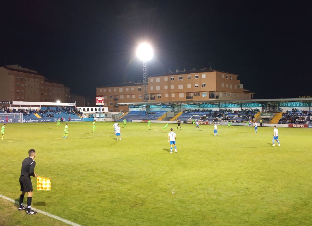 Inicio del partido en El Collao, entre el Alcoyano y el Atlético Baleares