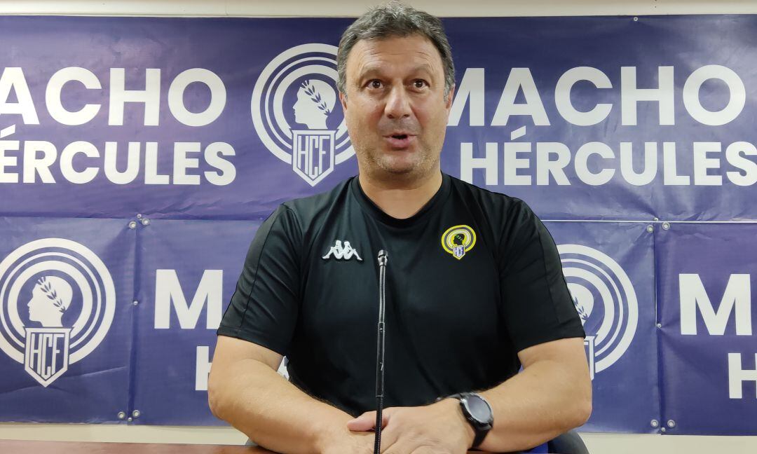 Manolo Díaz, en la sala de prensa del Rico Pérez