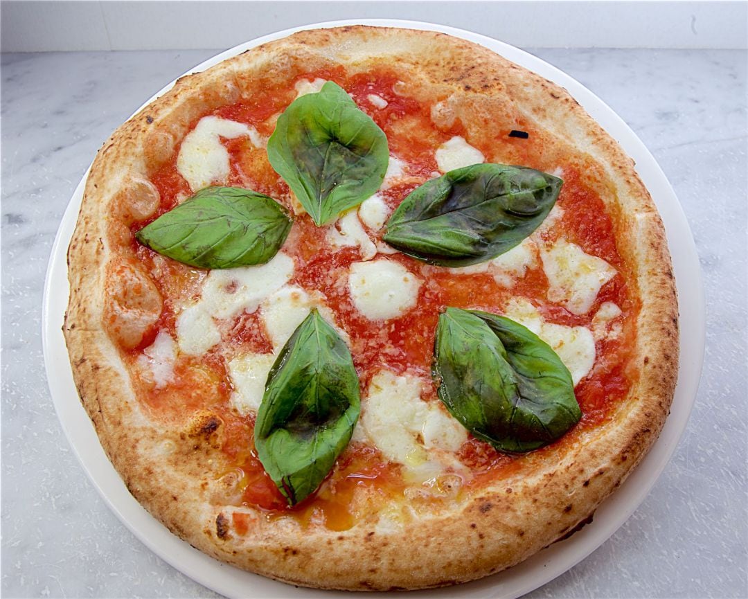 Foto de una pizza napolitana