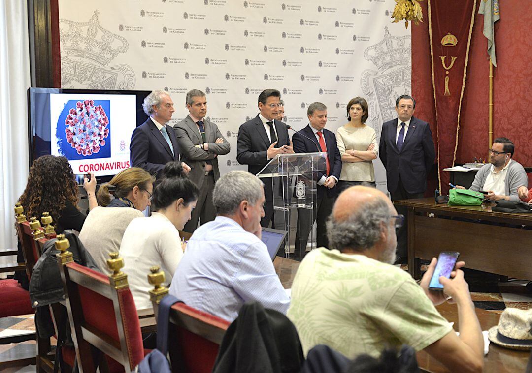 Rueda de prensa del alcalde de Granada, Luis Salvador, y parte de su gobierno para exponer las medidas acordadas ante la pandemia del coronavirus