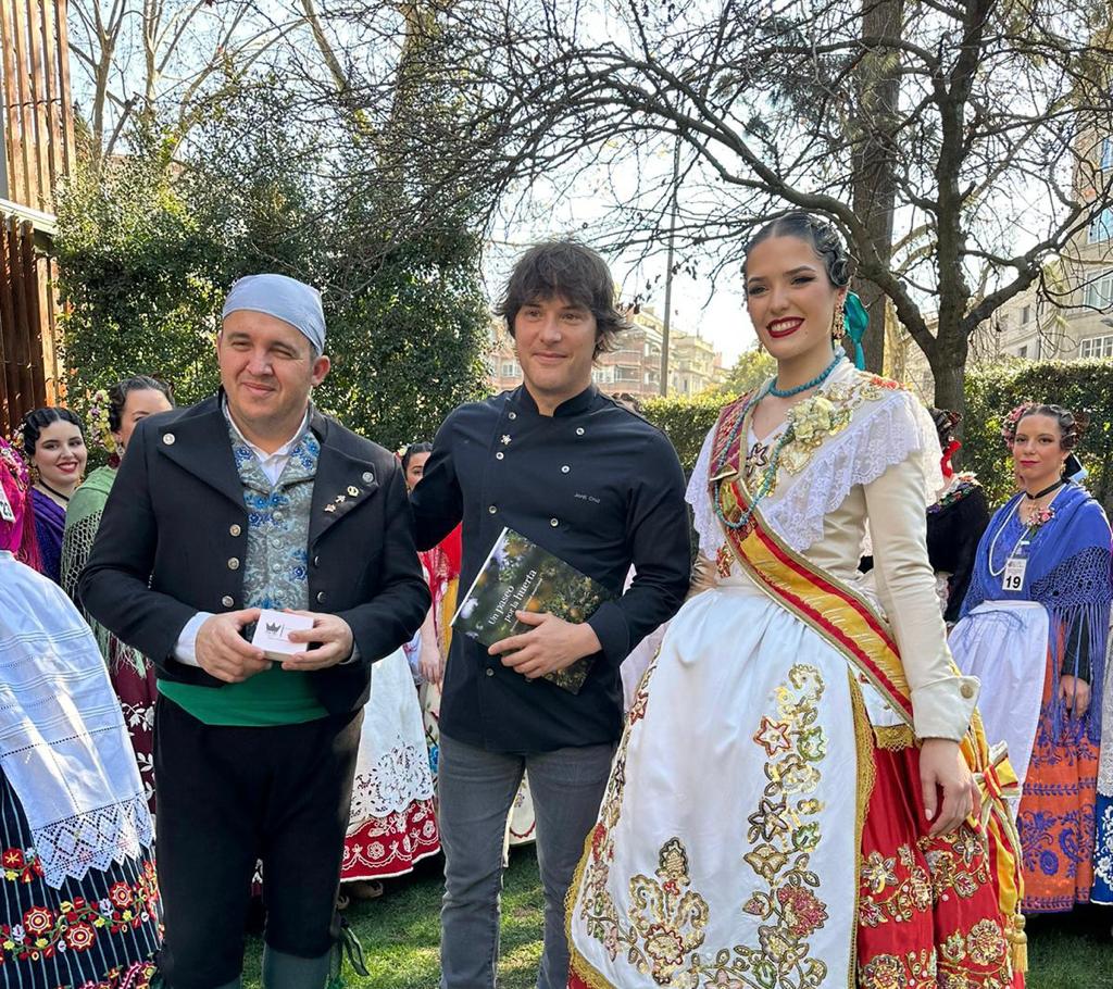 Jordi Cruz, junto al presidente de la Federación de Peñas Huertanas y la Reina de la Huerta de Murcia