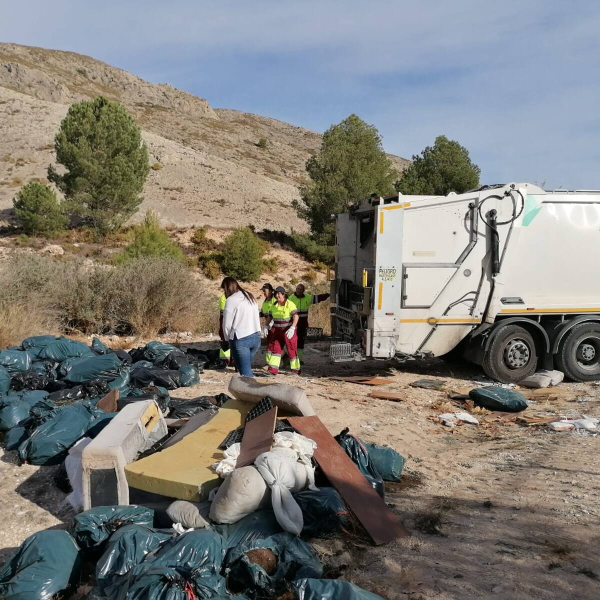 La Concejalía de Limpieza retira los restos vegetales y enseres de la parcela junto al Polideportivo Municipal