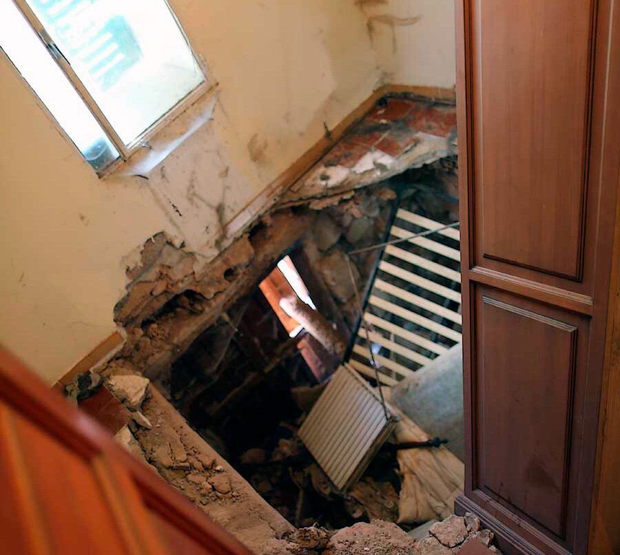 Daños provocados por las termitas en una vivienda