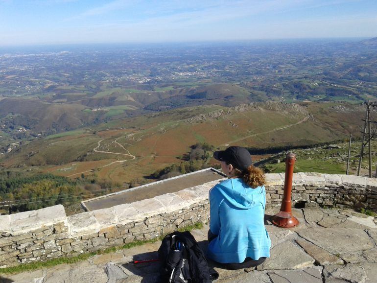 Una montañera disfruta de las vistas desde lo alto de la cumbre de Larun