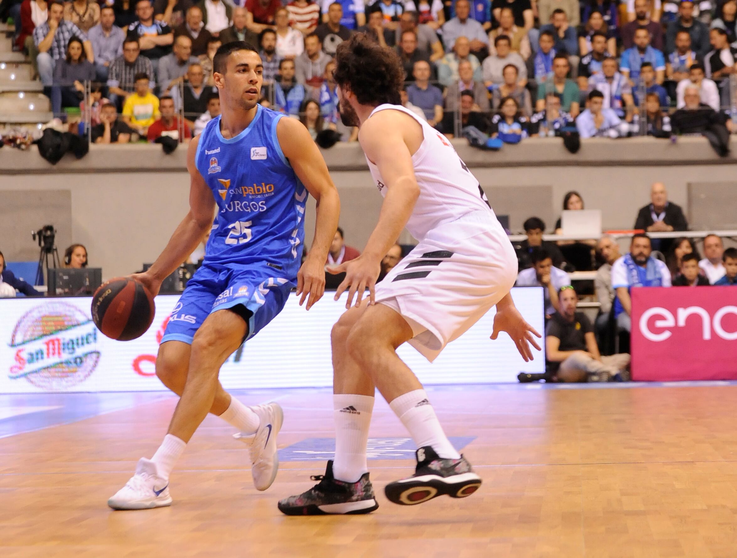 Álex López defendido por Sergi Llull en un partido entre el San Pablo Burgos y el Real Madrid de la temporada 18-19. / Foto: SPB