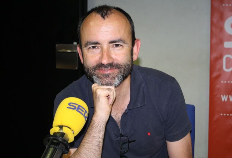 Rafael Santandreu en los estudios de Cadena SER