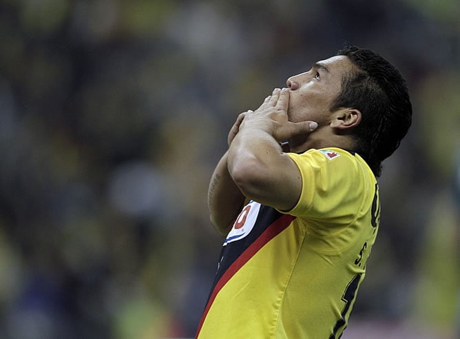 Salvador Cabañas celebra un gol con el club América de México